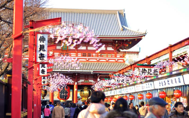 Walking from Nakamise Shopping Street to Sensoji Temple